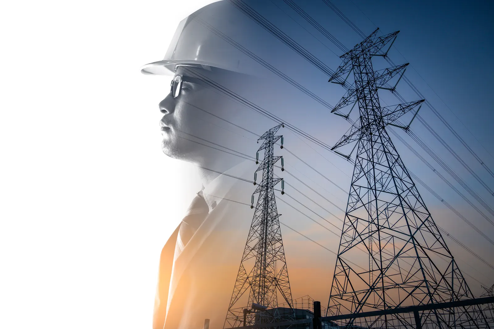 Doble exposición de un ingeniero y torres de transmisión eléctrica
